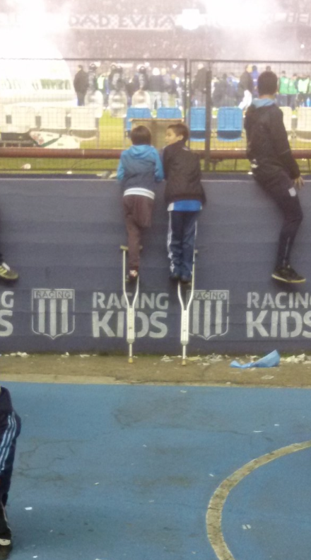 niño comparte muleta con su amigo