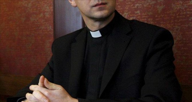 sacerdote deja embarazada a menor