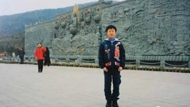 Lo que esta mujer vio en una foto antigua de su marido trae de cabeza a internet