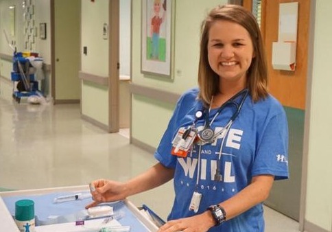enfermera en el hospital donde la curaron de cáncer