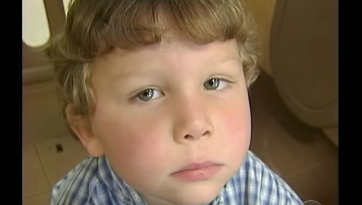 trabajadora social adopta a niño que nadie quiere