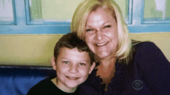 trabajadora social adopta a niño que nadie quiere