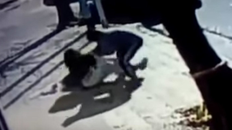 un atracador intenta robarle a su bebe