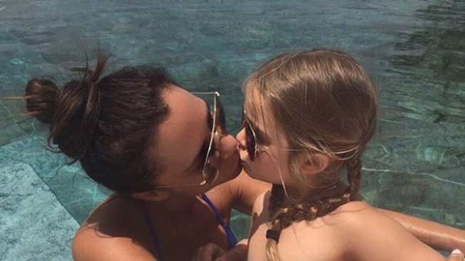 foto polemica victoria beckham besa a su hija