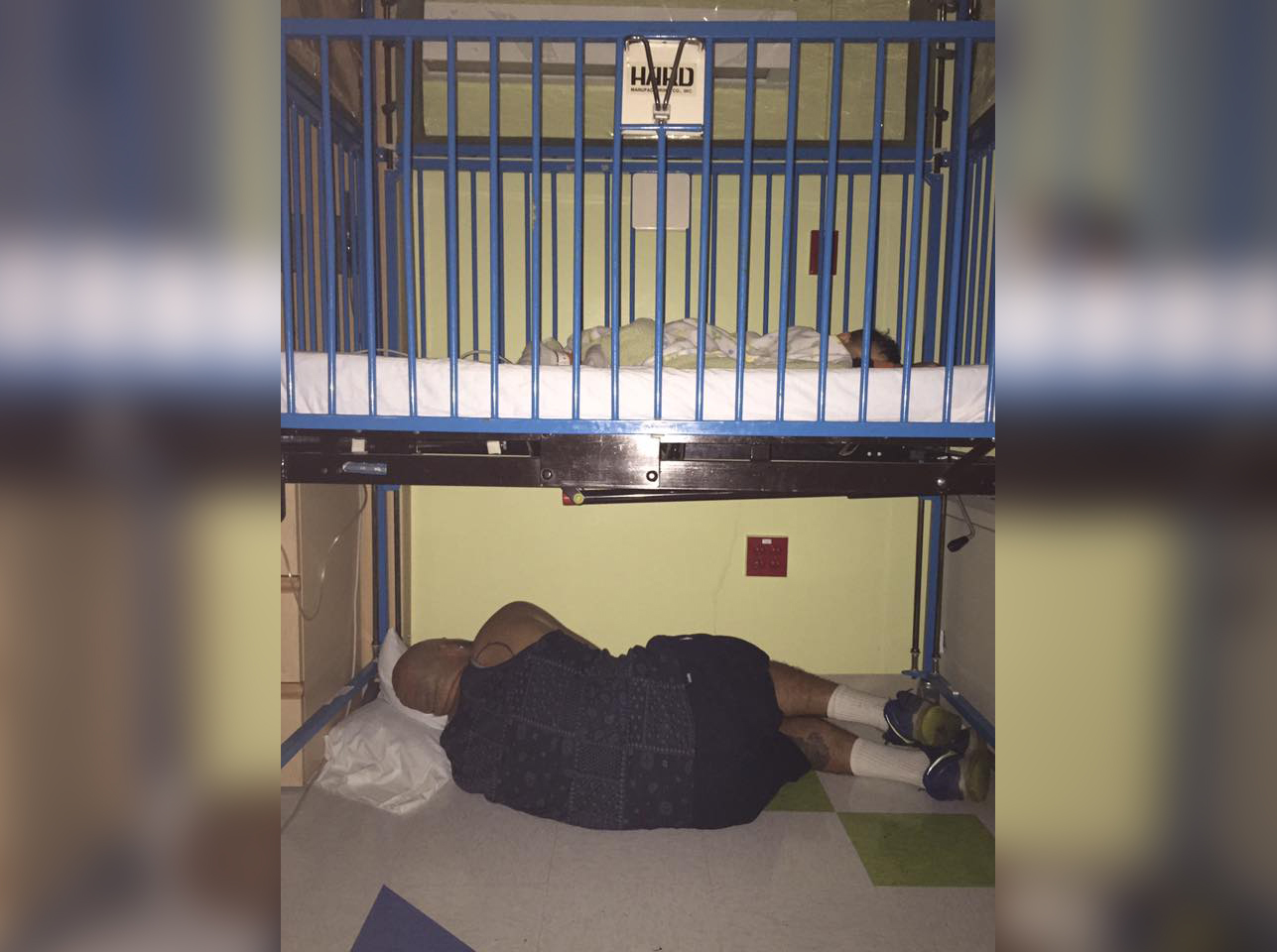 foto viral padre bajo la cuna de su hijo