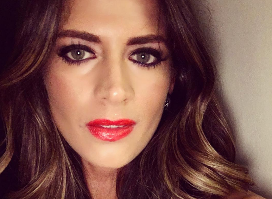 modelo oculta su rostro