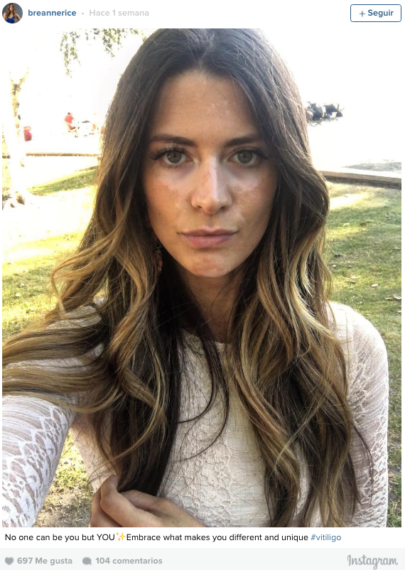 modelo oculta su rostro