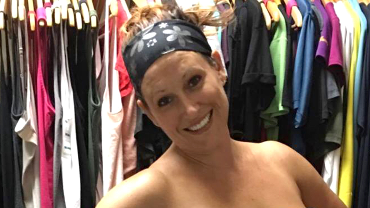 mujer se defiende de las burlas de modelo