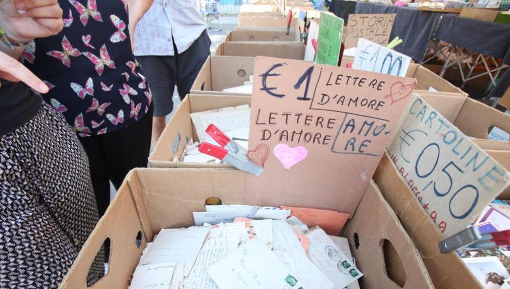 Recopila cartas de amor durante toda su vida y ahora las vende en un mercadillo