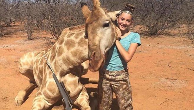 Internet indignado con la niña que presume de matar jirafas