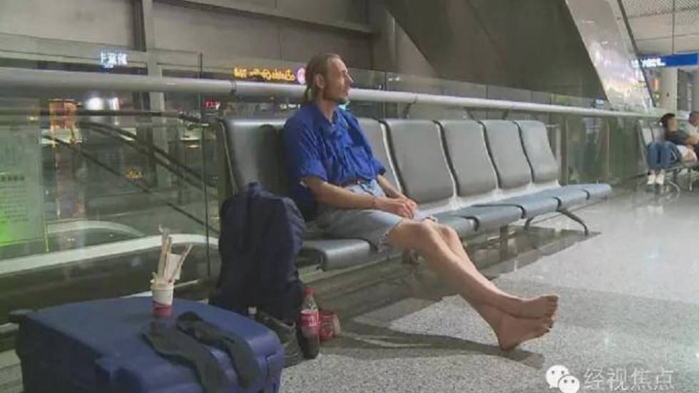 Esperó 10 días en el aeropuerto para conocer a una chica