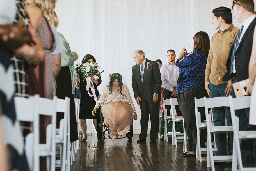 Esta novia paralítica conmovió a todos caminando hacia el altar