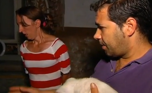 pareja entrega a sus hijos