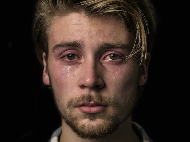 Fotografía a hombres llorando para acabar con el tópico | Estarguapas