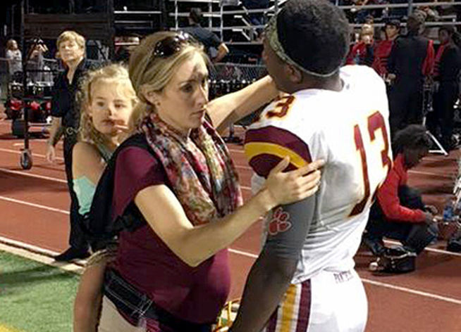 madre trabajando embarazada hija