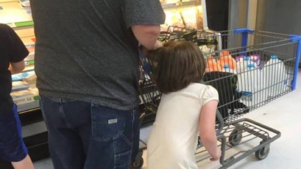 padre tirando del pelo niña