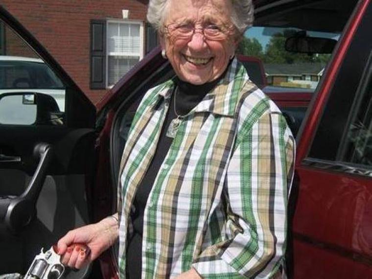 Una abuela de 81 años le arranca los testículos a los violadores de su nieta