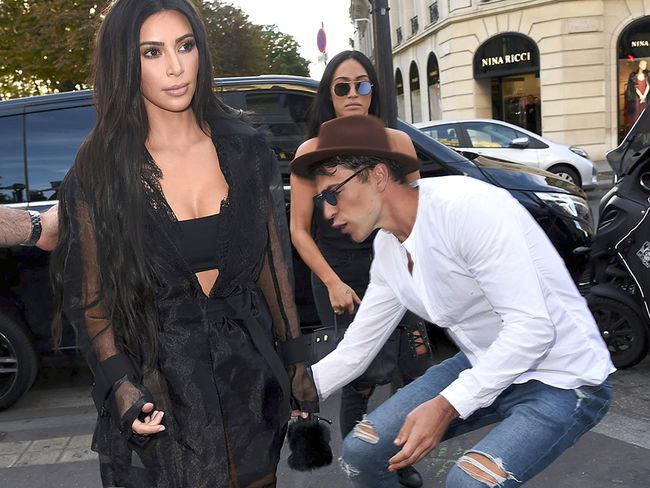 Un hombre asalta a Kim Kardashian en plena calle para besarle el culo