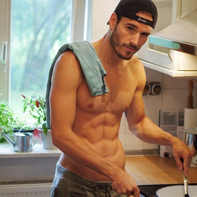 ¿Por qué nos excitan los hombres que cocinan? Tiene una explicación