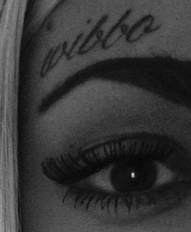 Este tatuador 'marca' a las chicas con las que está tatuándoles su nombre