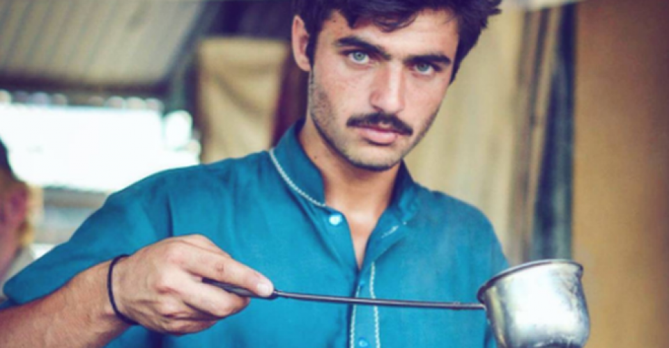 El vendedor de té de Pakistán que se convirtió en modelo gracias a las redes
