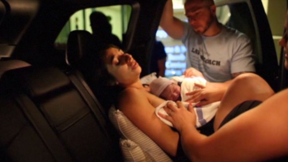 dio a luz en el coche le cobraron paritorio