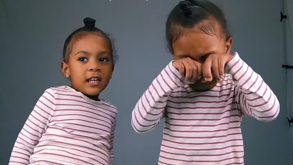 La reacción de dos gemelas de 3 años al enterarse de que una es mayor que otra