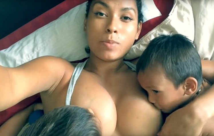 madre videos amamanta a su bebe