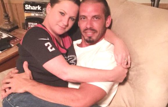 mujer amamanta a su pareja