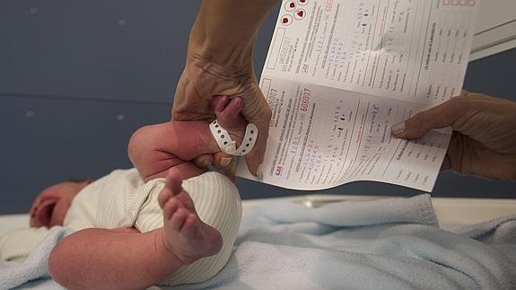 abuela intenta devolver a su nieto