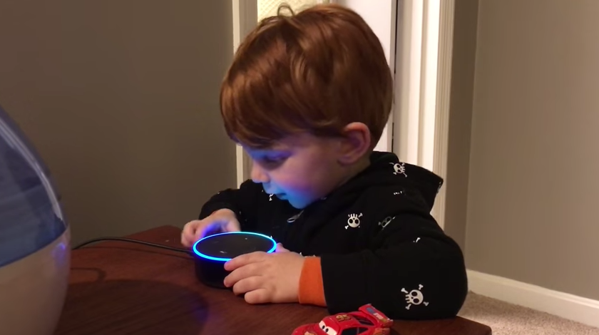 Le pide una canción infantil a su juguete electrónico y este le contesta con... porno