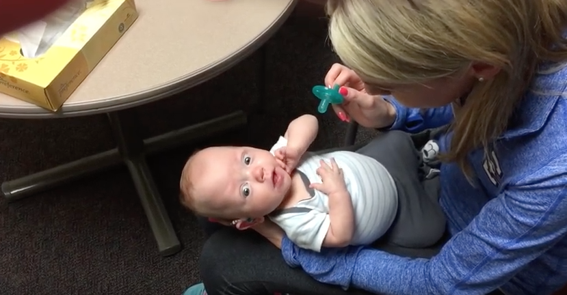 bebe escucha por primera vez