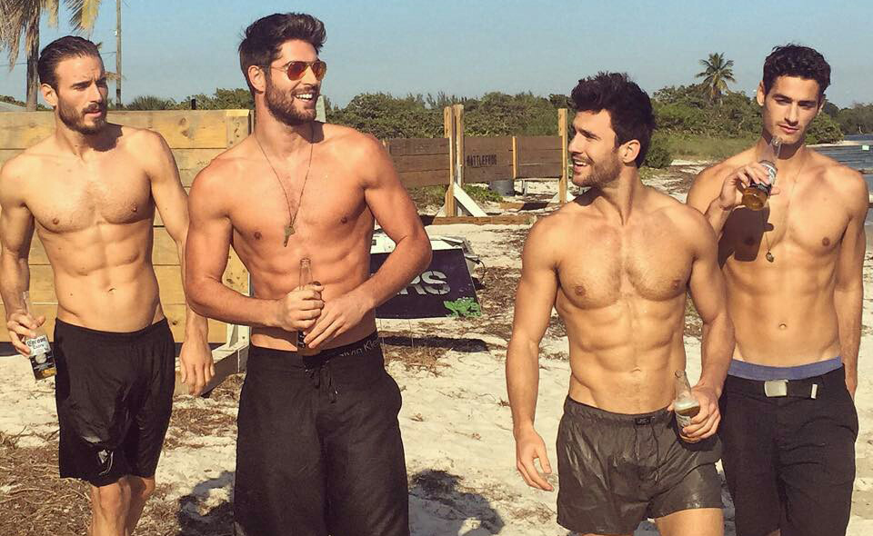 tios buenos en la playa