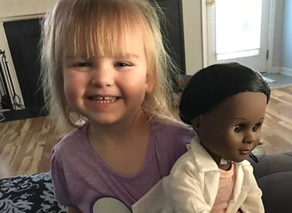 niña muñeca negra