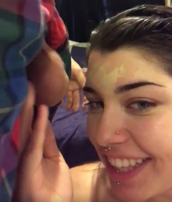 se maquilla con testiculos