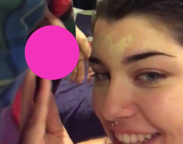 se maquilla con testiculos