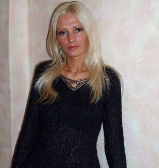 mujer se convierte en muñeca sexual 