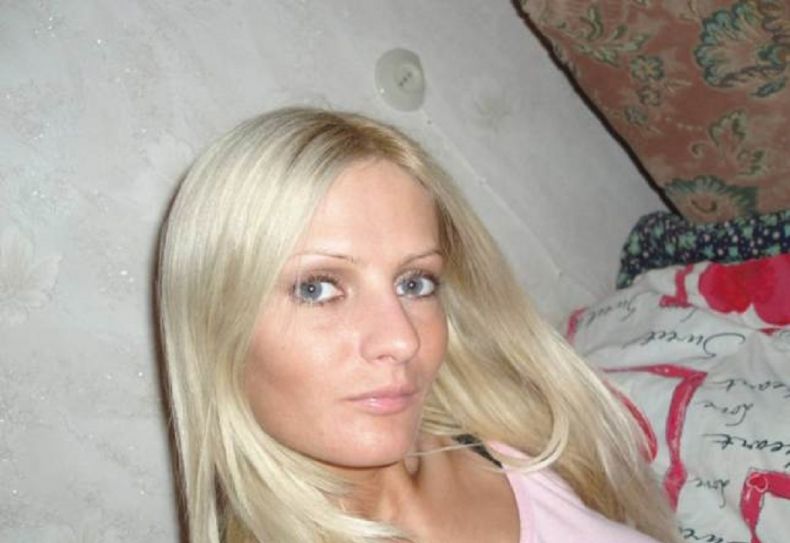 mujer se convierte en muñeca sexual 