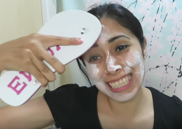 Esta youtuber propone maquillarse con la suela de una chancla