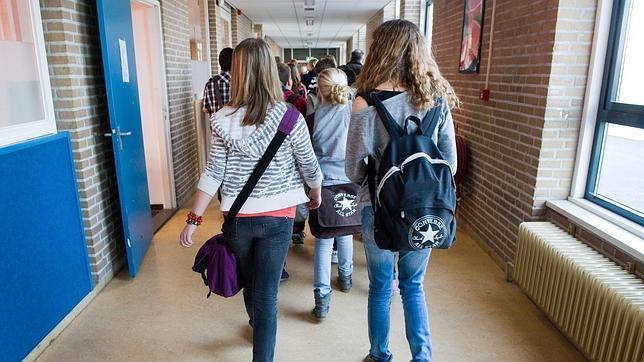 Expulsan a una niña del colegio por ir sin sujetador: “podría distraer a los profesores”