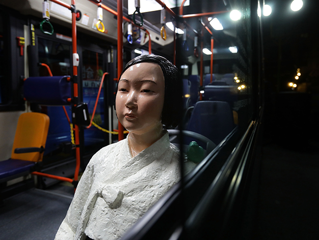 mujeres de confor estatuas autobus seul