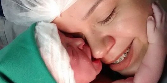 bebe abraza a su madre