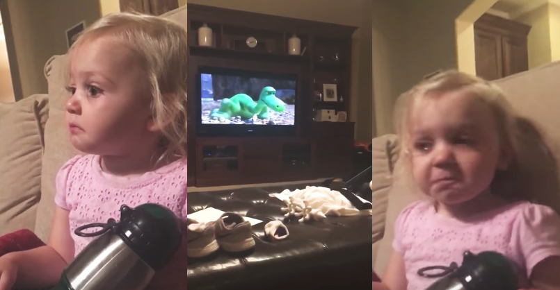 niña emocionada con pelicula