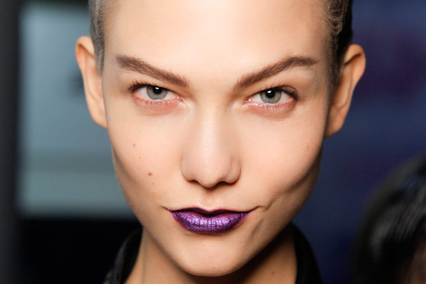 maquillaje labios morados