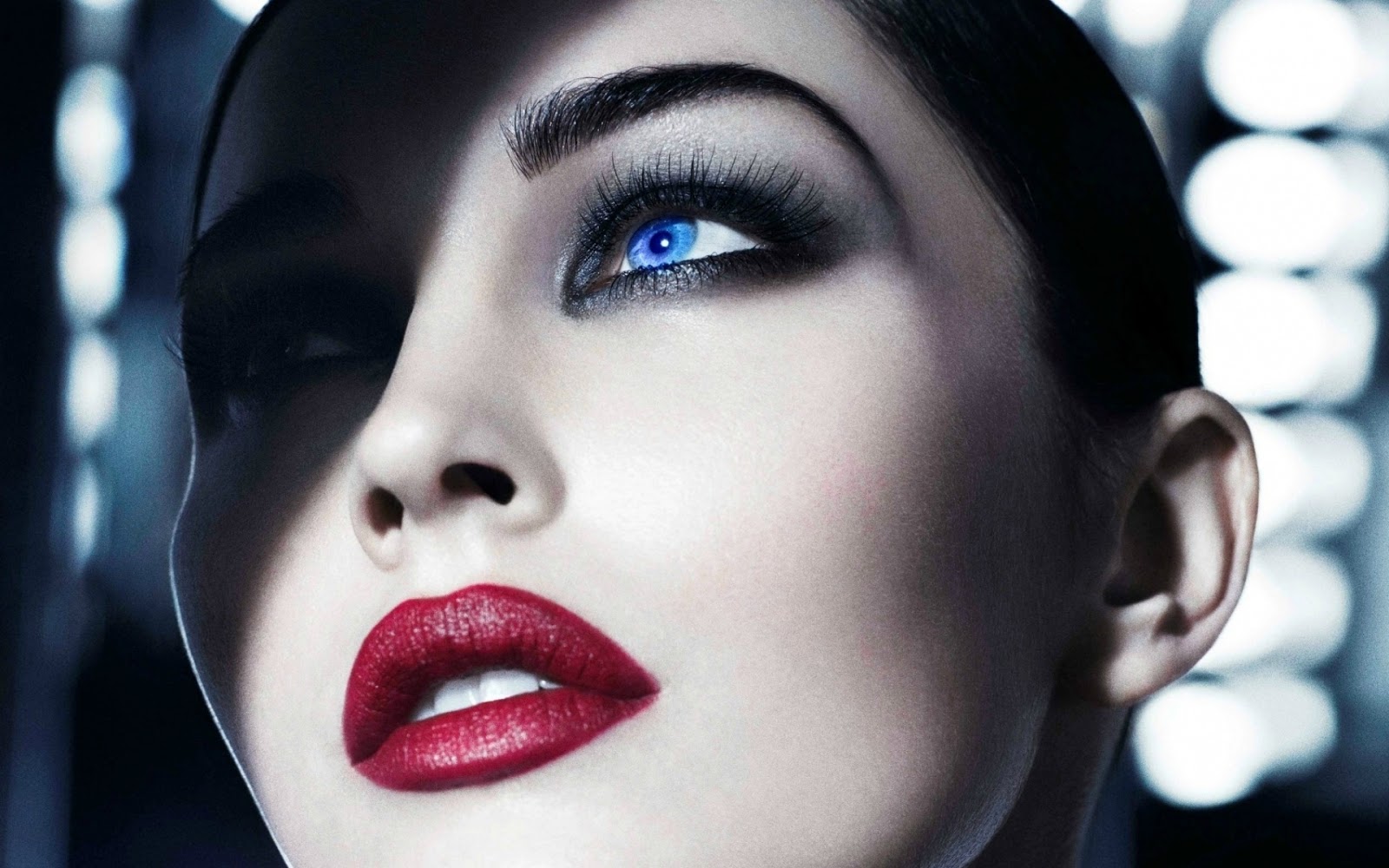 maquillaje ojos azules labios rojos