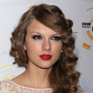 maquillaje ojos azules labios rojos