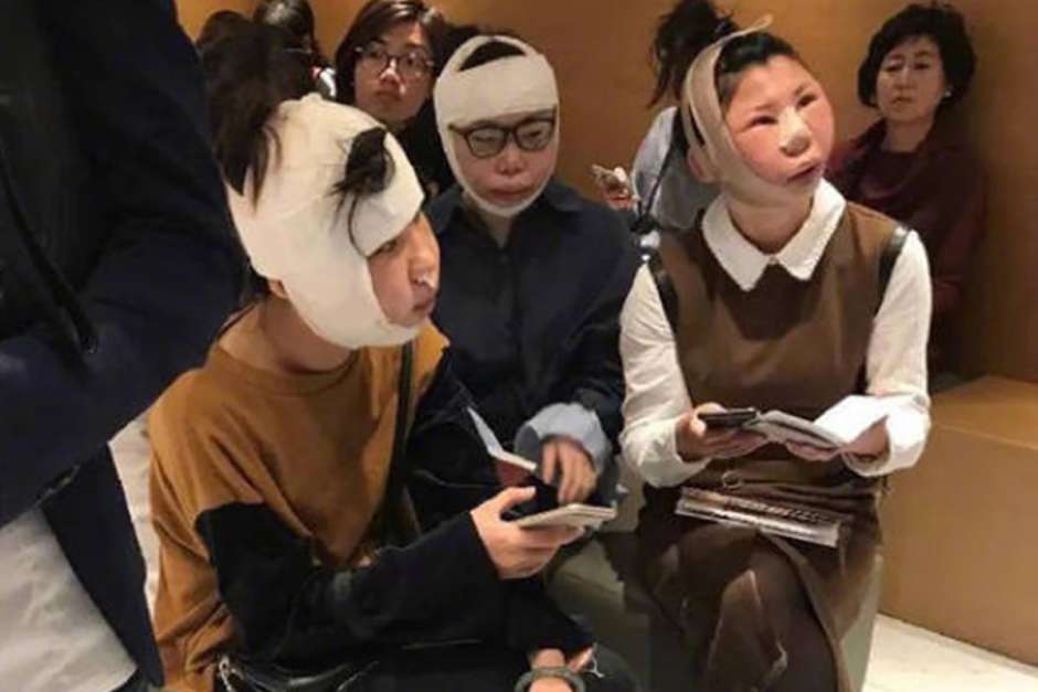 Quedan retenidas en el aeropuerto por no poder ser identificadas tras la cirugía