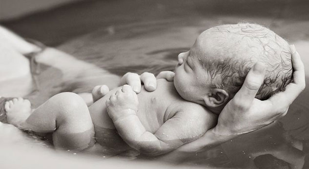 Facebook censura esta espectacular foto de un parto bajo el agua