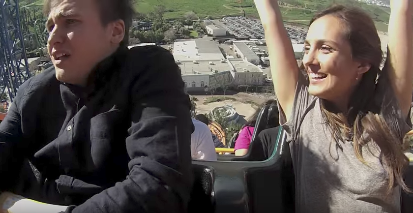 pareja rompe en montaña rusa 