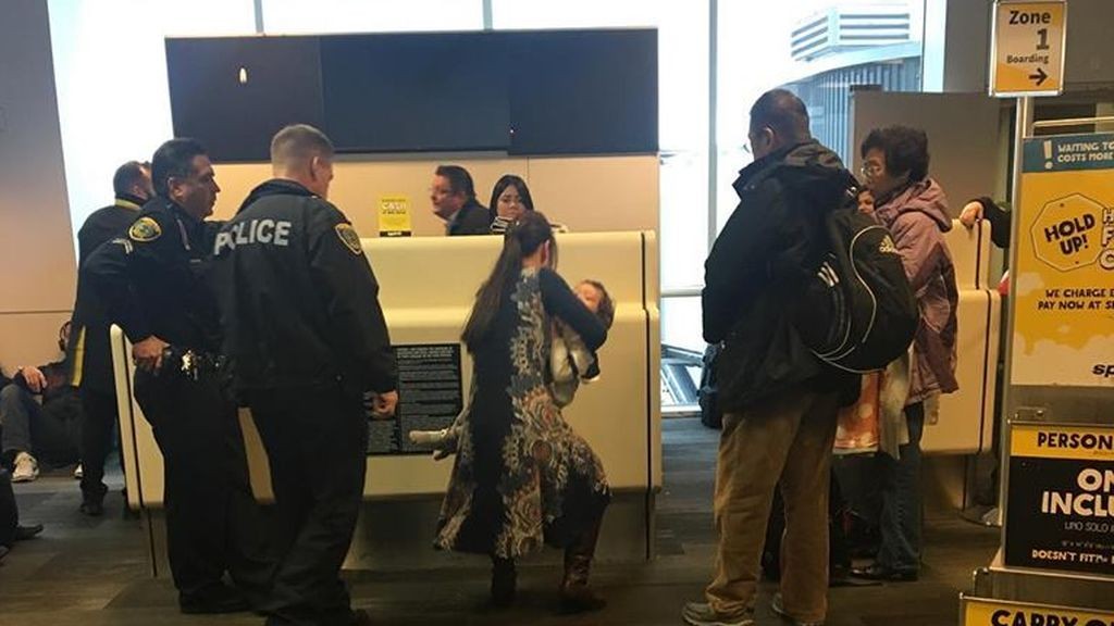 expulsada avion por amamantar